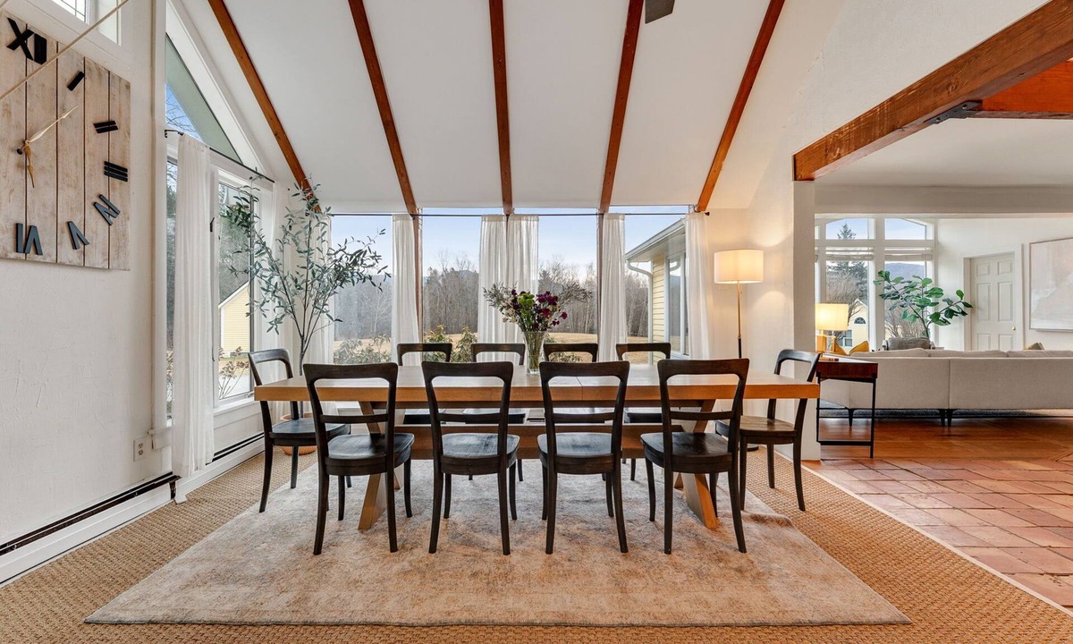 Mendon House | Red Clover Farmhouse-5 bedroom near Killington