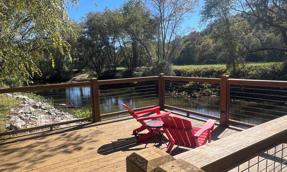 Murphy Cabin | Relax, Play, and Unwind by the River - Riverfront, Hot Tub, Fire Place