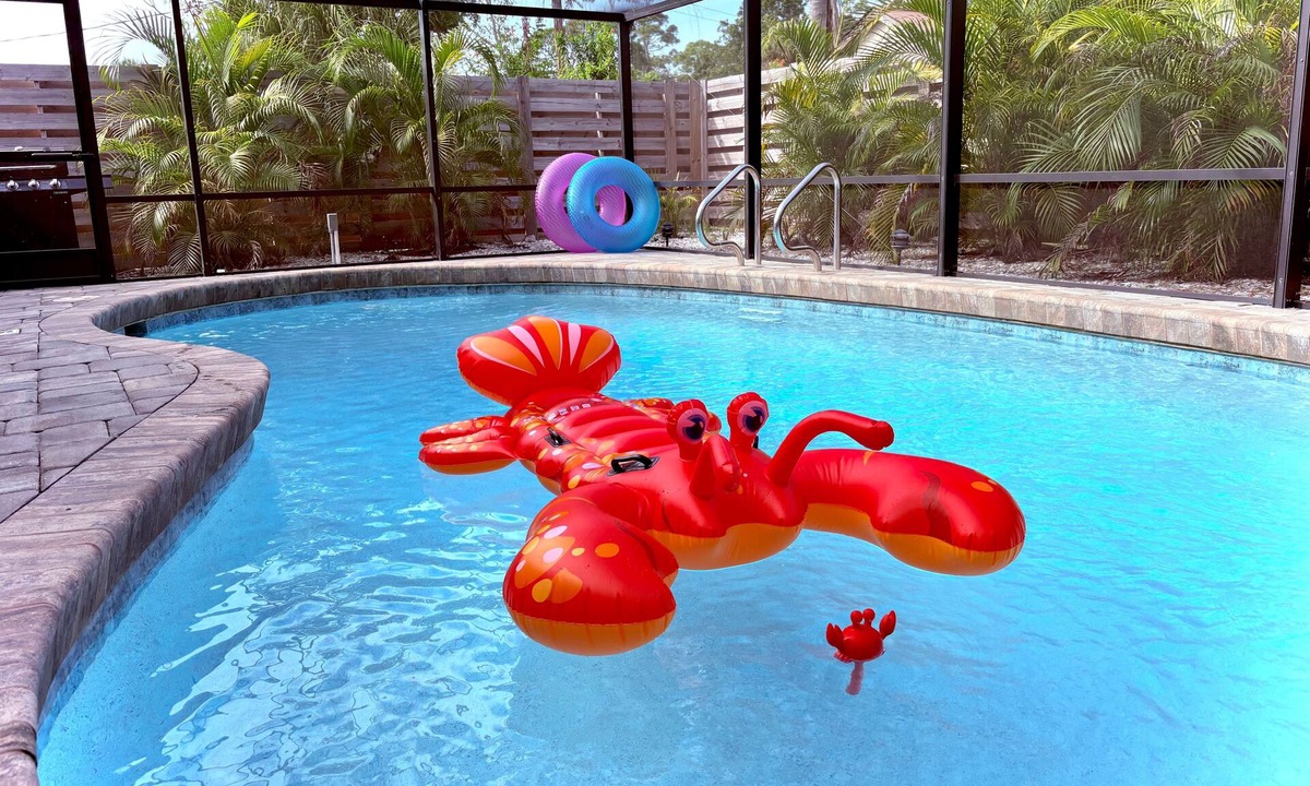 South Venice House | Relaxing Poolside- a Private Oasis -heated pool- 7min to beach-2 King beds