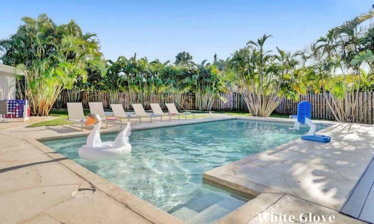 Lighthouse Point Villa | Resort Villa 6 BR Hted Pool Beach Volleyball