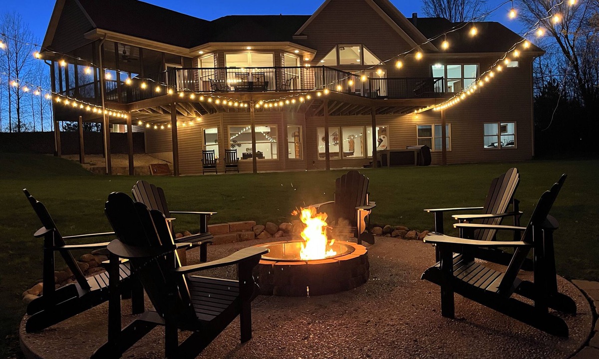 Thompsonville Ski Chalet | Riverfront Chalet on 5 acres~GameRoom~Spa~Gym~Firepit~Theater~2min to CrystalMtn