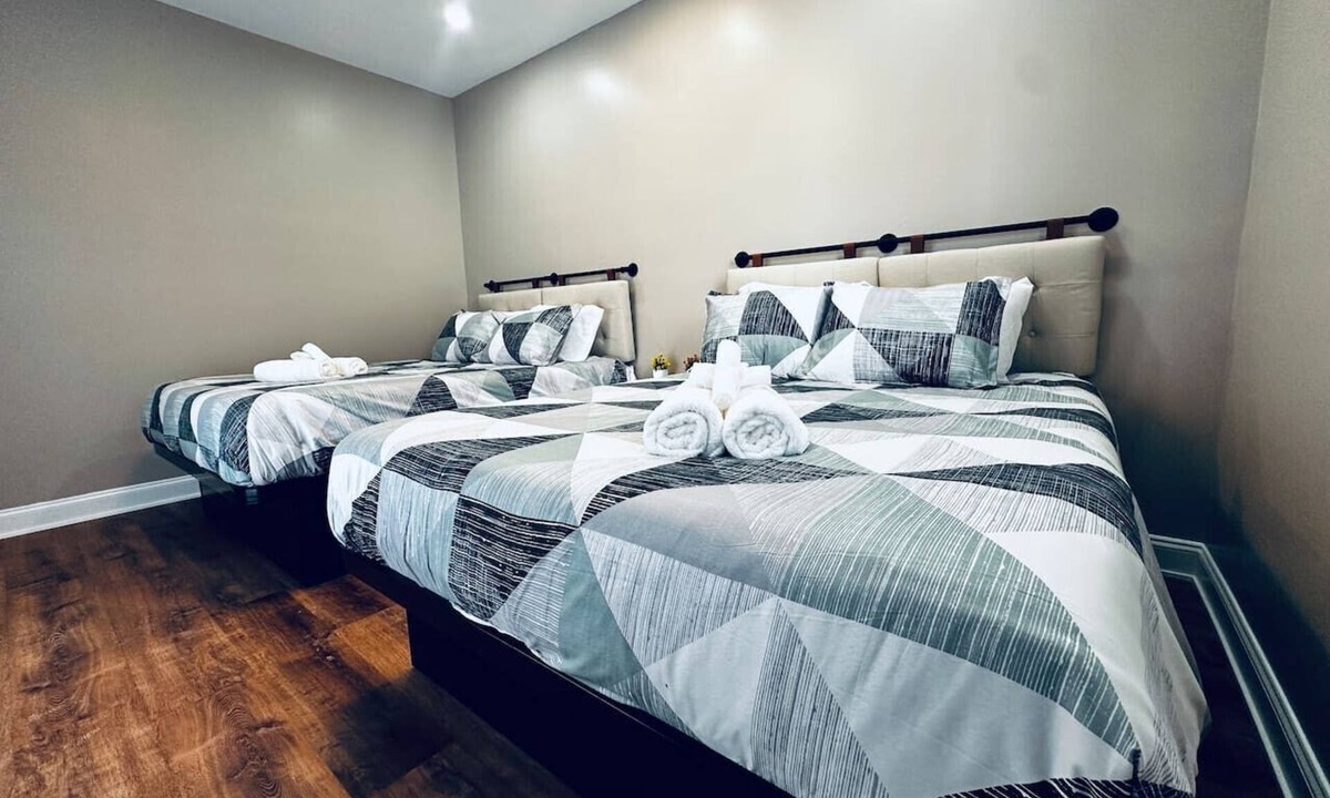 Downtown Niagara Falls Villa | *Riverview*Walk to Falls*Newly Renovated*1st floor