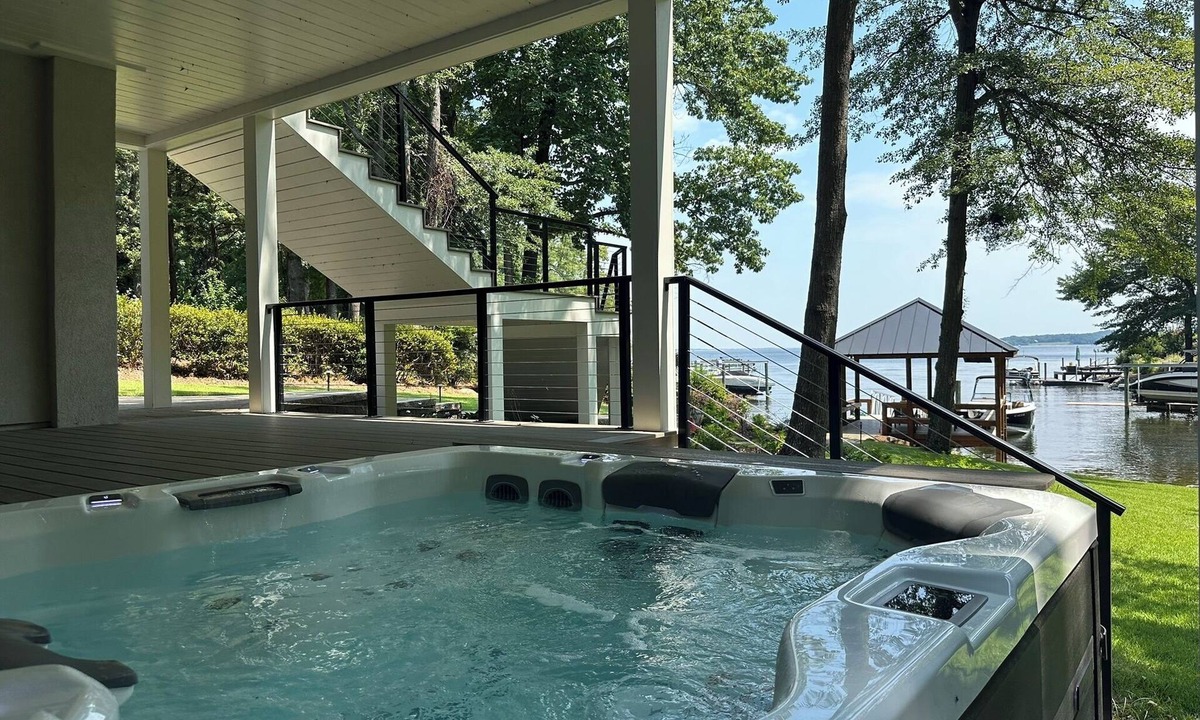 Lexington House | Romantic bungalow on Lake Murray w/cold plunge/hot tub/sauna, gym & dock gazebo