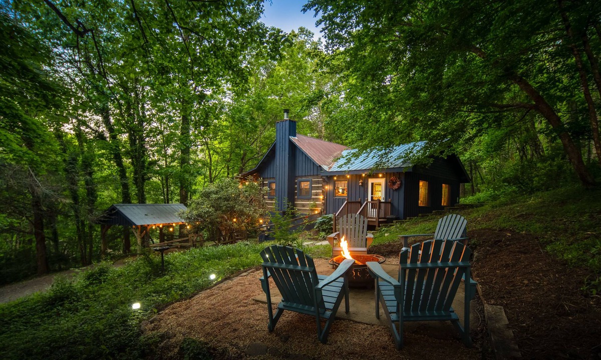 Boone Cabin | Rustic Charm with Chef Stove - Fire Pit - Hot Tub and 8 minutes to APP State