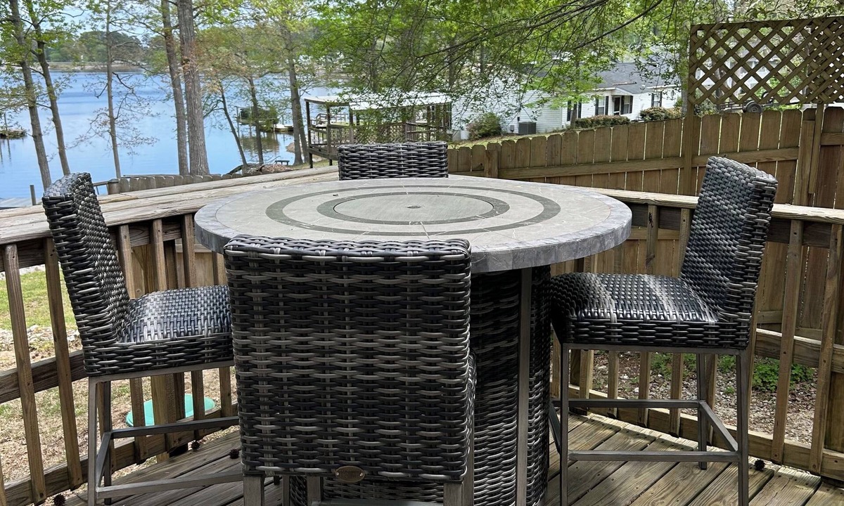 Leesville Apartment | Rustic Lakefront Retreat