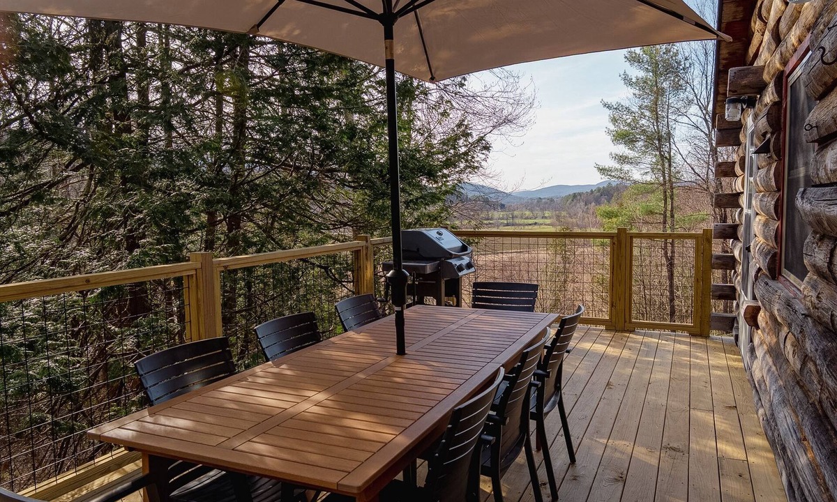 Eastern Vermont Cabin | Rustic Log Cabin w/Modern Updates - Close to Stowe - Steps from LV Rail Trail