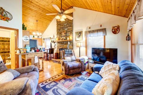 Marble House | Scenic Marble Cabin w/Fire Pit!