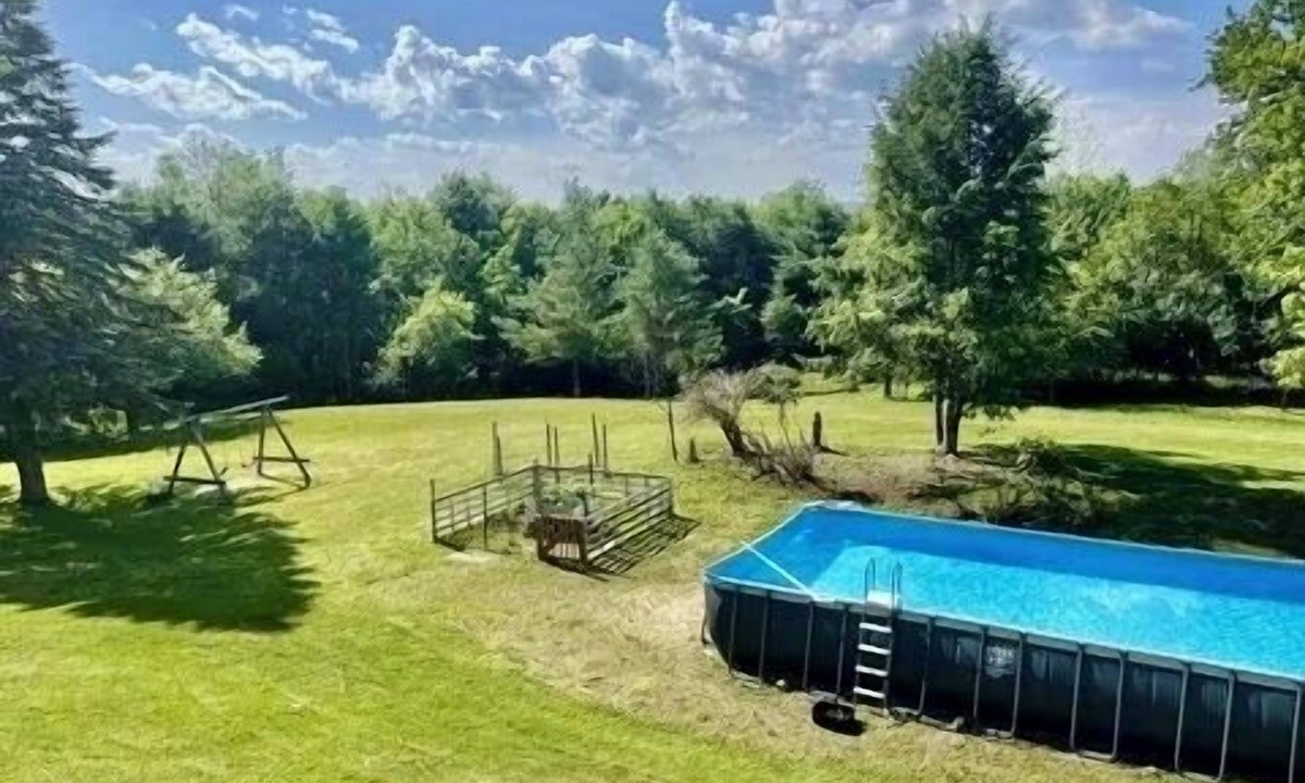 Springfield House | Ski Farm/Huge Pool/ Fireplaces/25 Min to Okemo