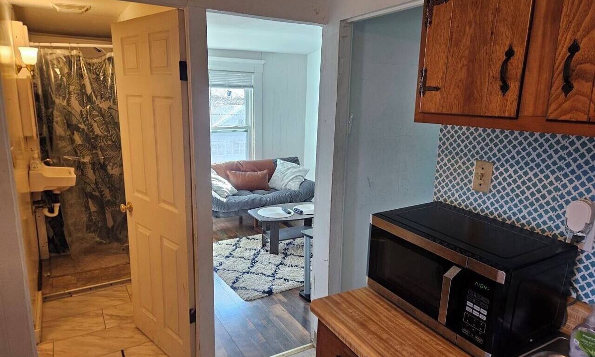 Eastside Apartment | Small Eastwood 1 bedroom apartment with WiFi, parking, and AC on the 3rd floor