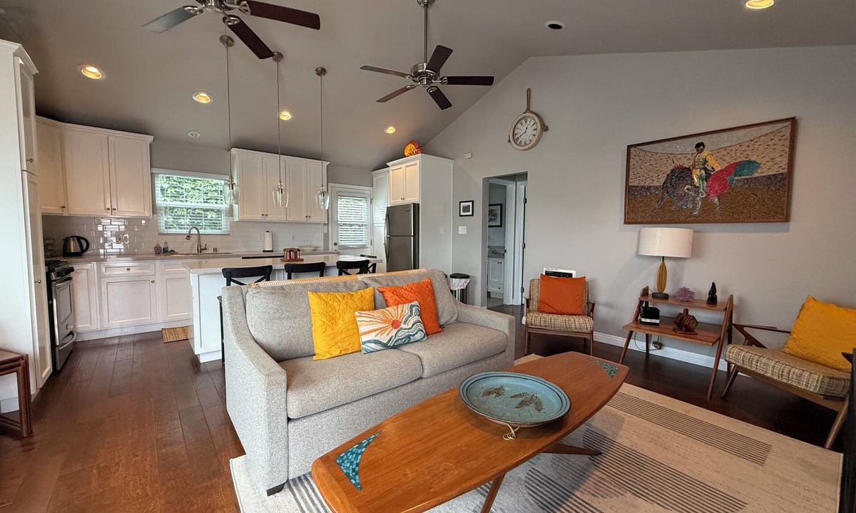 El Segundo House | Spacious 1bd Mid-Century Guest House in El Segundo-near shops, parks, and beach!