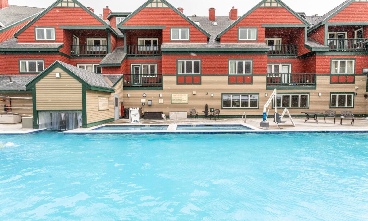West Dover Condo | Spacious 3-Bedroom Penthouse w/Sauna & Fireplace