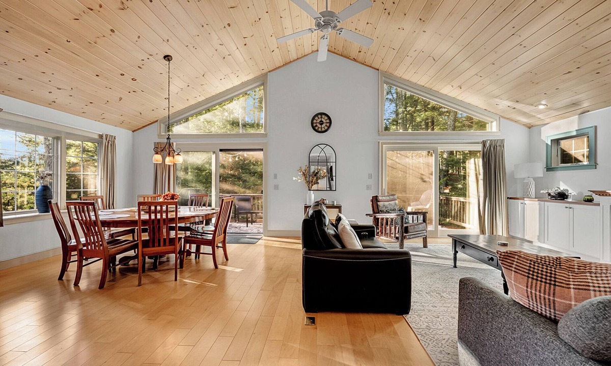 Newbury House | Spacious 3BR Home Near Lake & Mountain - Sleeps 9 - Sunapee Retreat