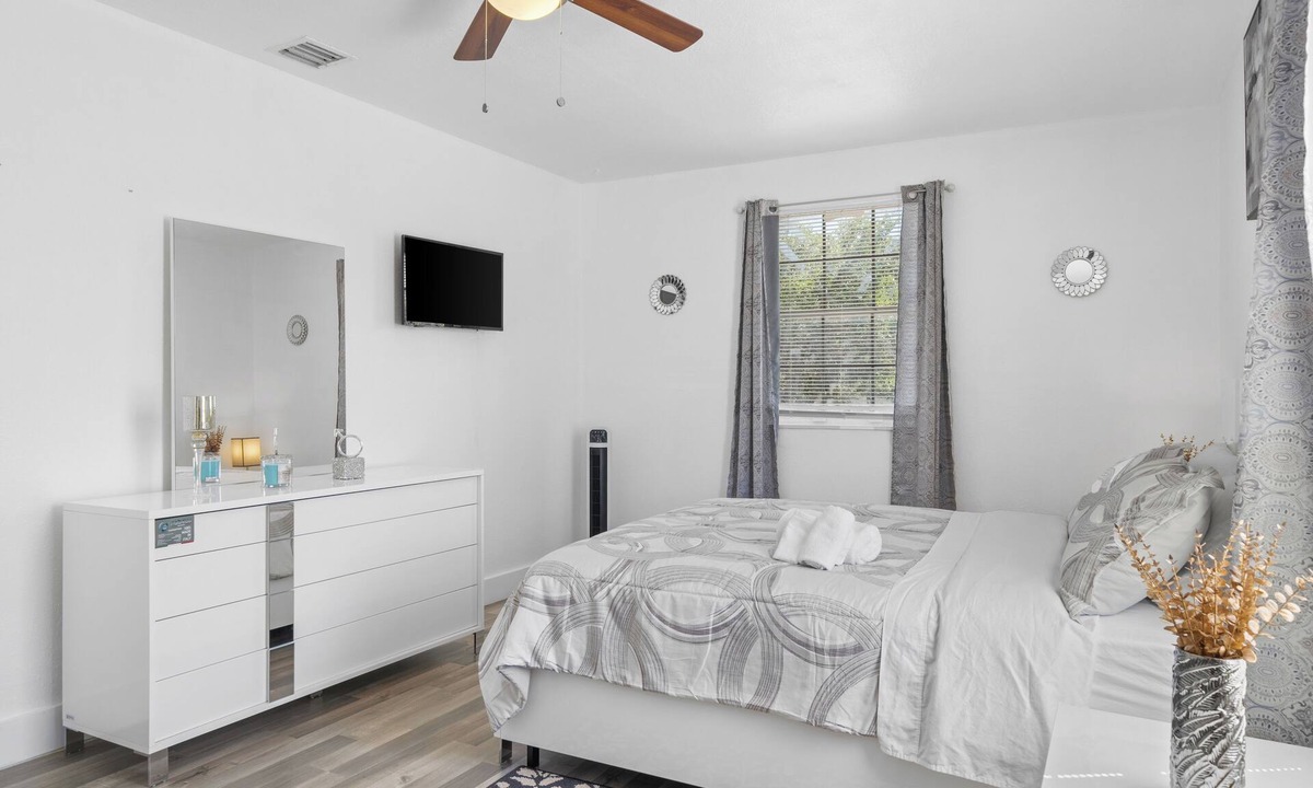 Central Fort Lauderdale House | Spacious 5-bedroom house with WiFi, AC in amazing Fort Lauderdale