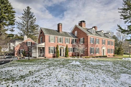 Keene House | Spacious Estate w/Courtyard: 2 Miles to Downtown!