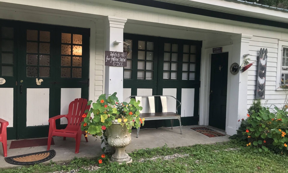 North Bennington Historic District Apartment | Studio style farm stay