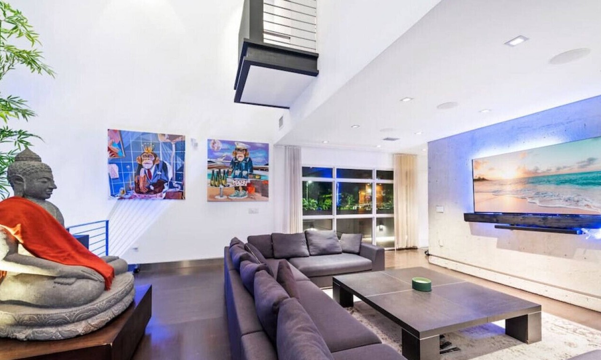 Northeast Coconut Grove Villa | Stunning Modern Villa with European Kitchen, Gym, Sauna and Lap Pool