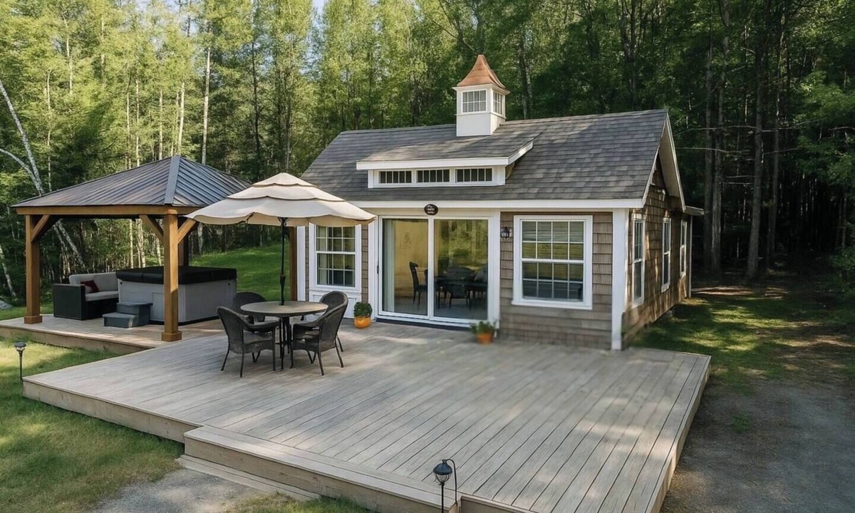 Whitefield House | Sunny Waterfront Cottage at FarAway Pond