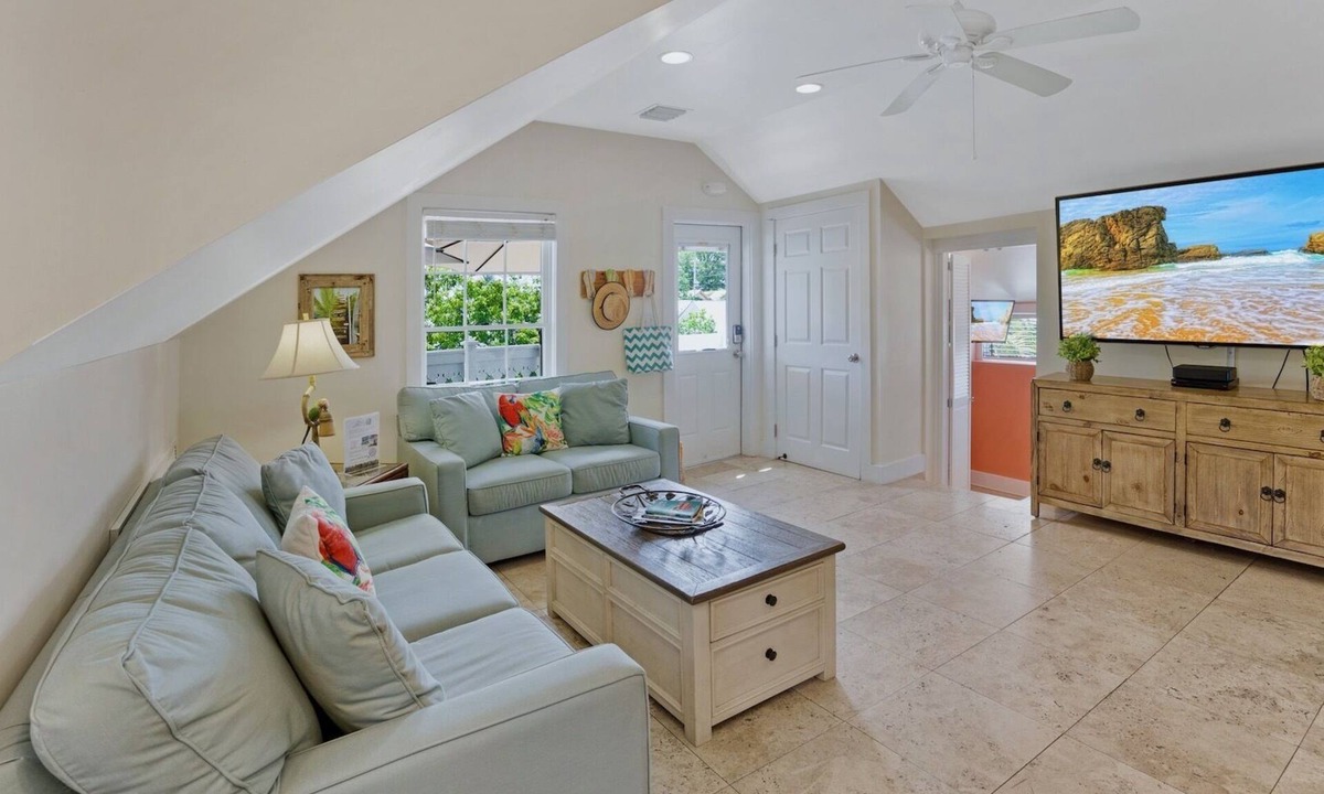 Uptown - Upper Duval Condo | *SUZY'S PARROT PERCH @ OLD TOWN* Condo + Last Key White Glove Service.