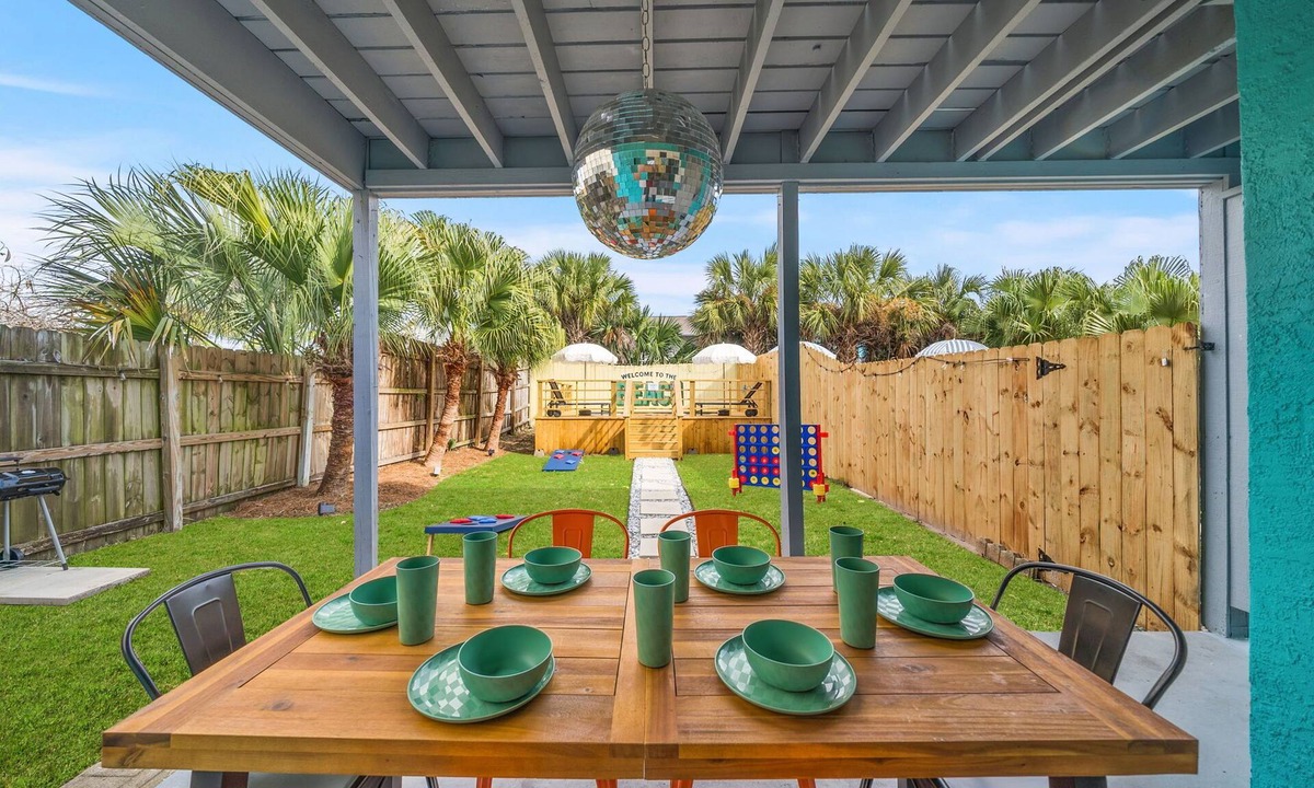 Holiday Beach House | The Disco Dolphin – Pool + Games + Outdoor Dining + Walk to the Beach