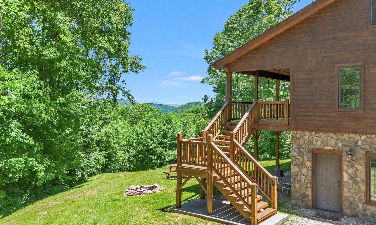 Creston Cabin | The Gathering Place - Blue Ridge Mountain Retreat - 30 acres to explore - Pool Table - Sleeps 15
