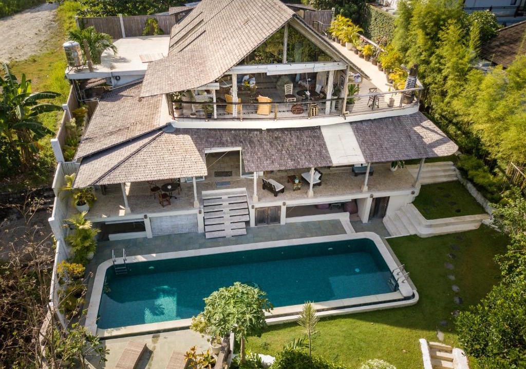Batu Bolong Villa | The Station House