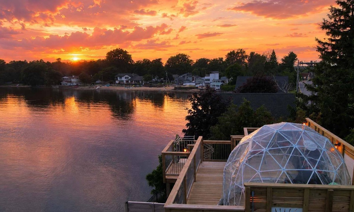Cumberland Head House | Tramonto Cottage on the Lake Hot Tub Pet Friendly