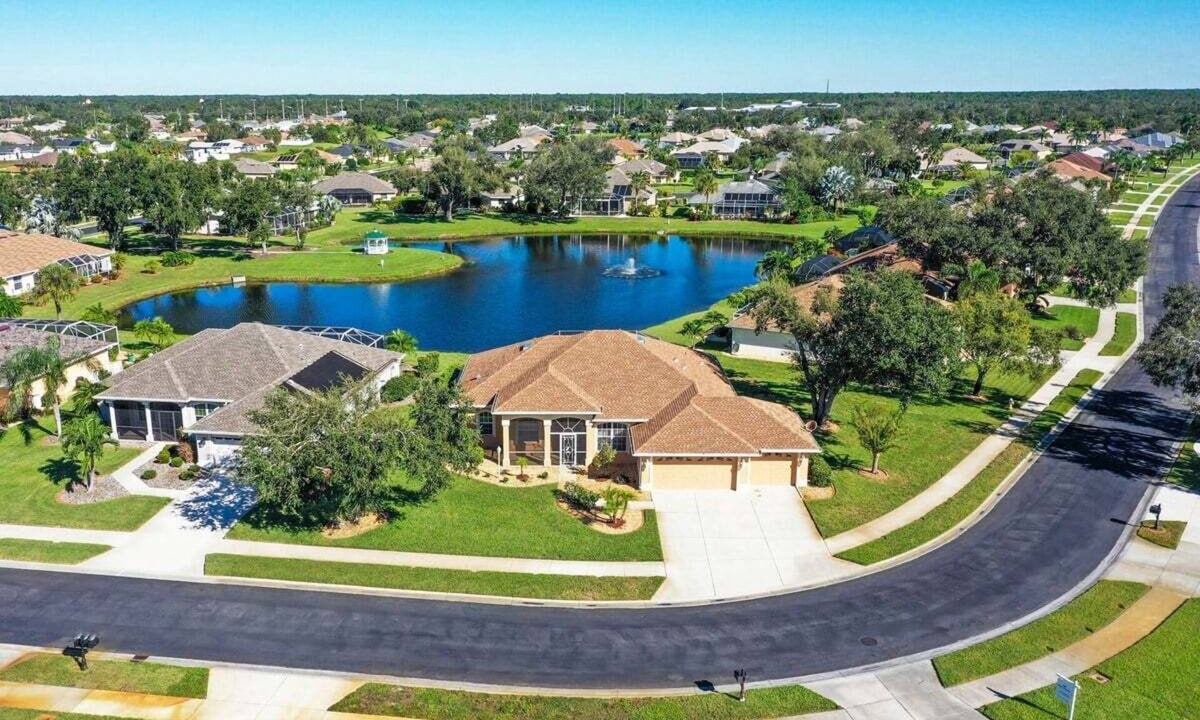 North Port House | Tranquil lakefront pool home in North Port - Rod And Reel