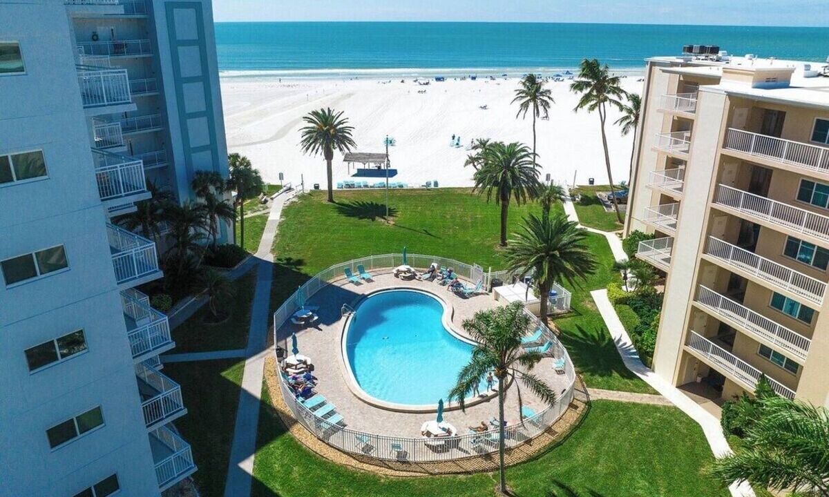 Siesta Key Villa | Tranquil villa with private beach, 2br/2ba 3 pools, complex on beach! Renovated
