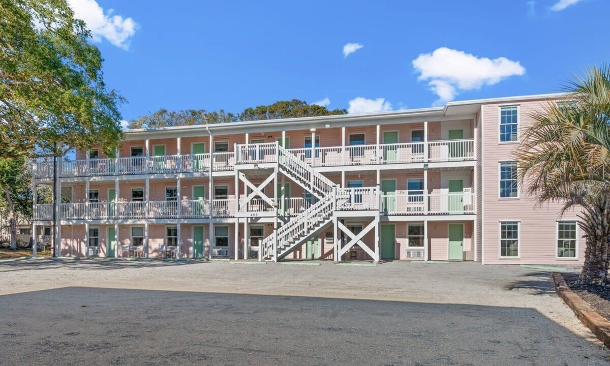 Windy Hill Apartment | TreeHouse Lodge, Walk to Beach, Pet-Friendly 304