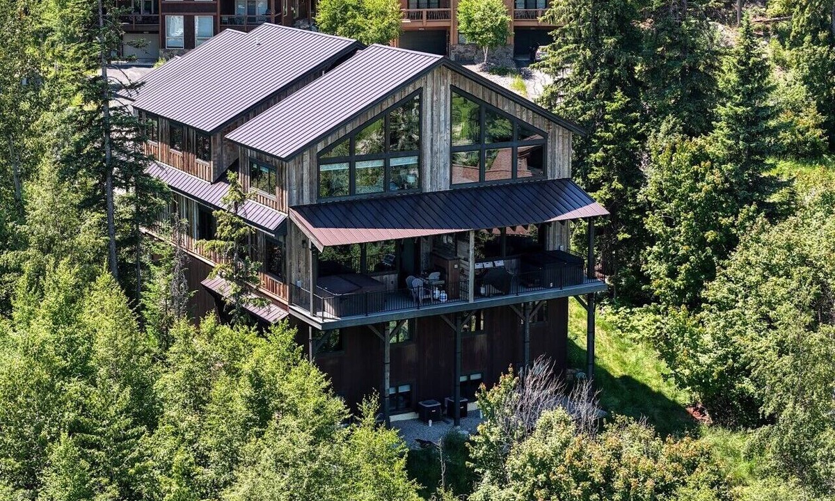 Whitefish Villa | Ultimate Whitefish Mountain Home, Sleeps 44, 17BD 12BA, Incredible Space!