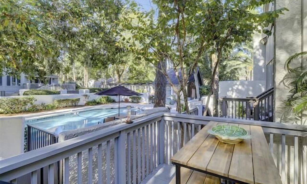 Beach Lagoon Villa | Updated & spacious 3-Bdrm Villa w/large patio in the heart of Harbour Town