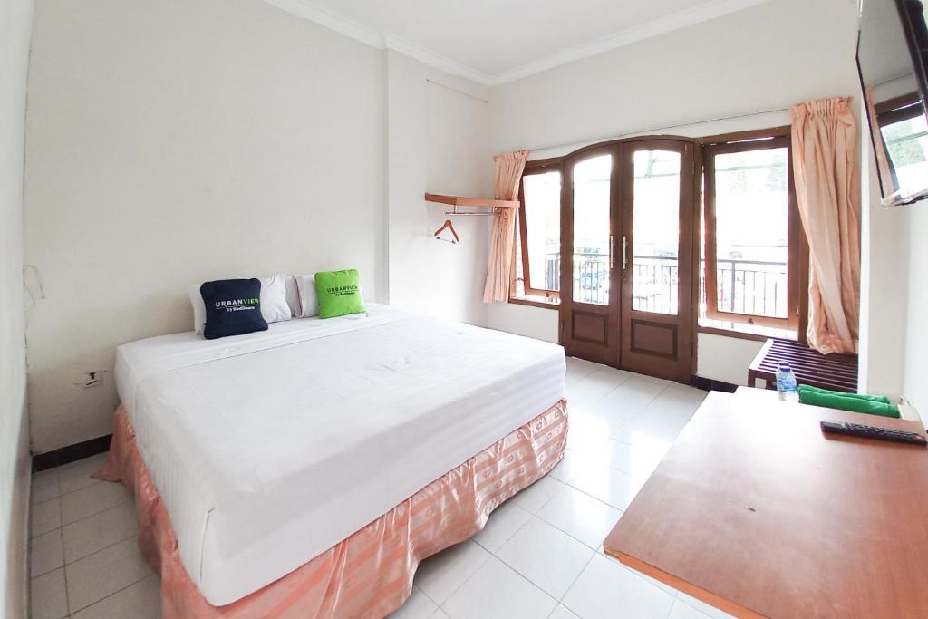 Sidomulyo Hotel | Urbanview Hotel Grand Palem near Alun Alun Batu