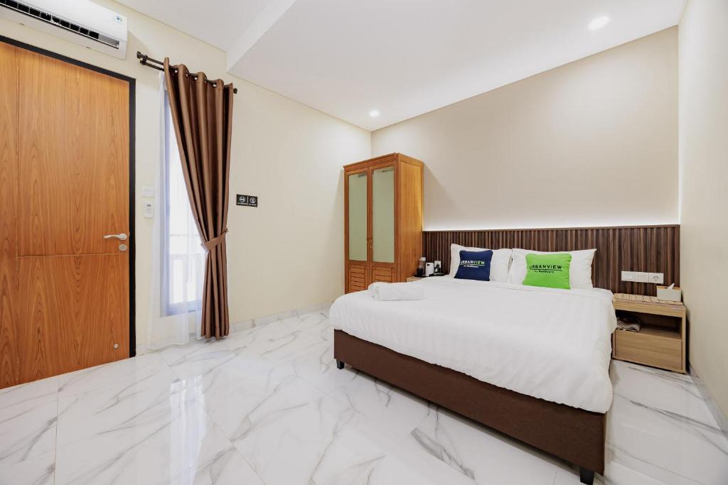 East Jakarta House | Urbanview Hotel Syariah Viero Condet