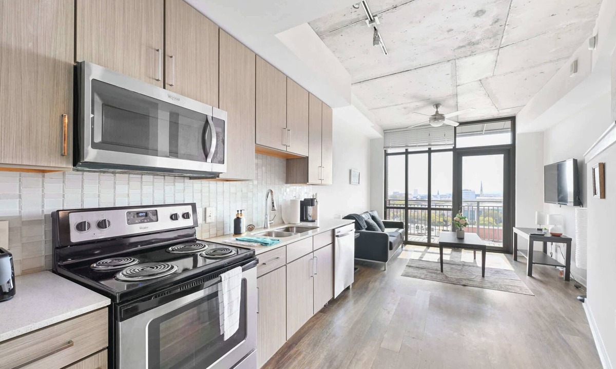 Cannonborough Elliotborough Apartment | Walkable Downtown Stay - Balcony, Pool & Gym