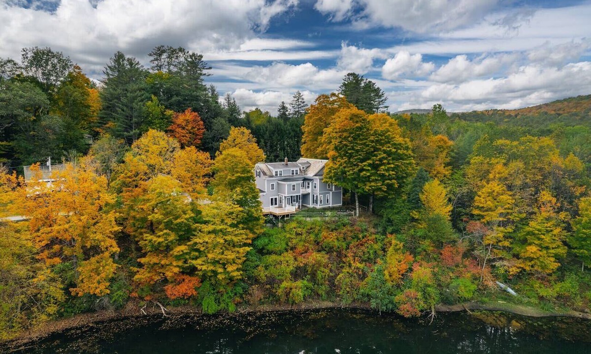 Quechee House | Waterfront House on Dewey Pond, Quechee