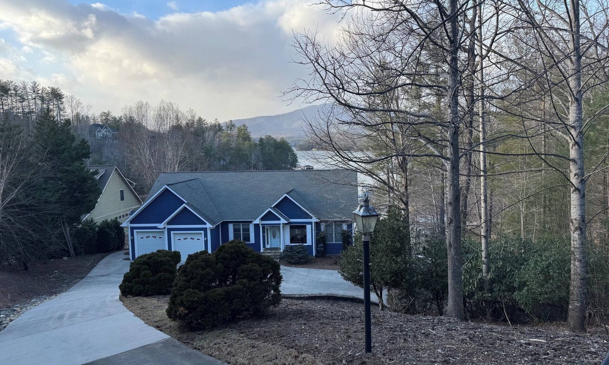 Forest Lake Heights House | Waters Edge-Peaceful Lakefront Retreat