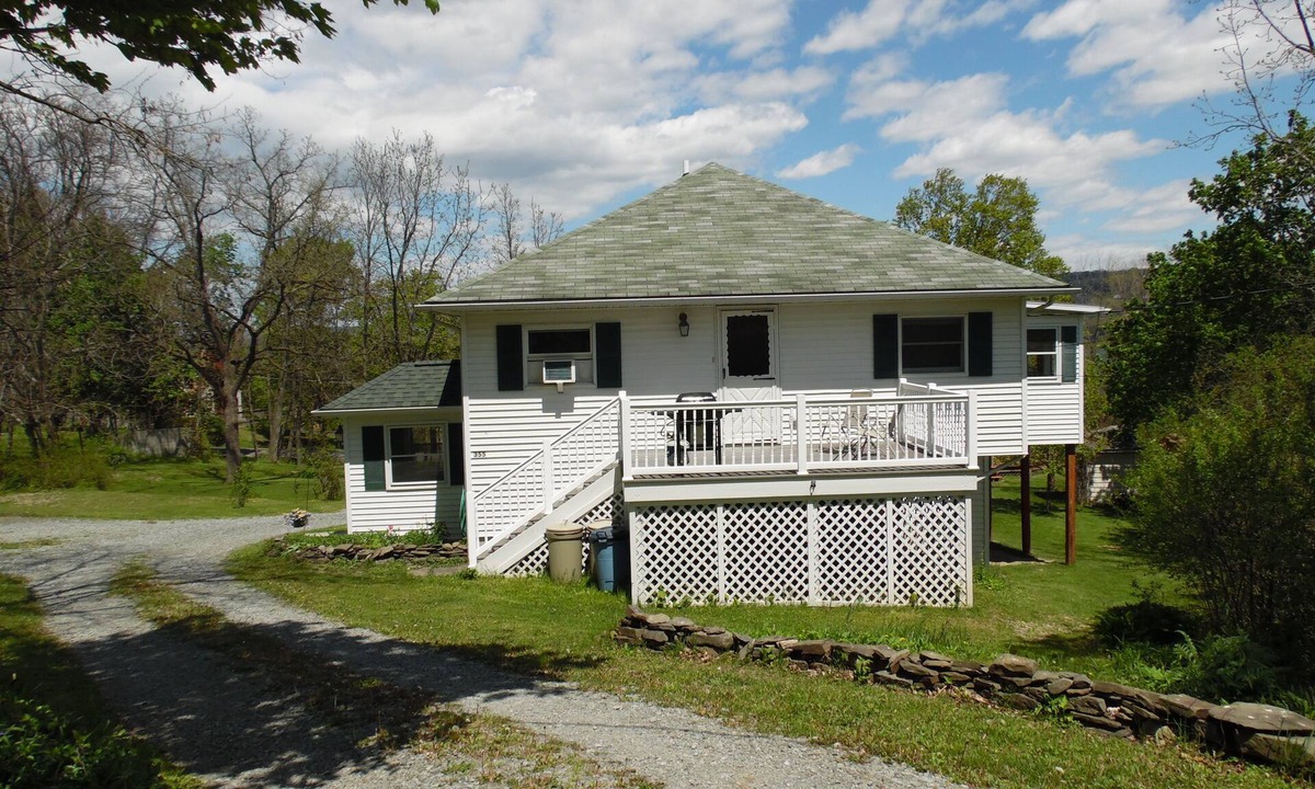 Town of Reading House | Wonderful Quiet neighborhood retreat in the Village of Watkins Glen