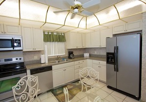 Beachfront Escape with Beach, Pool, Hot Tub & Corner Unit. Tickets Included to Top Attractions Daily