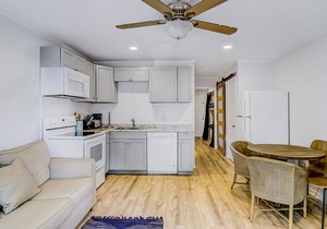 Charming second-floor condo with shared pool & picnic area - walk to the beach