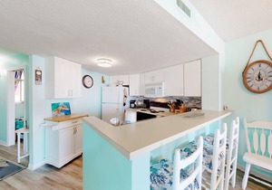 Fourth-floor side condo at oceanfront resort with pools, hot tub & beach access in Atlantic Beach
