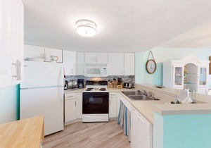 Fourth-floor side condo at oceanfront resort with pools, hot tub & beach access in Atlantic Beach
