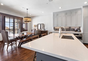 Last-Minute Savings! Cottage with Ski-in/Ski-out Access, Fireplace and Hot Tub!
