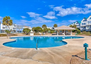 Loft-like condo with balcony, easy beach access, pools, hot tubs & tennis