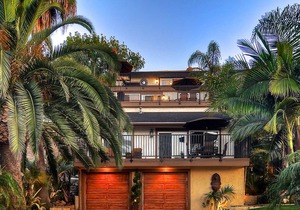 Tropical home with loft, spacious deck, & outdoor dining - walk to the beach