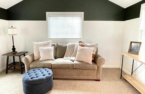 Penfield House | 1 Br Cottage Convenient Location