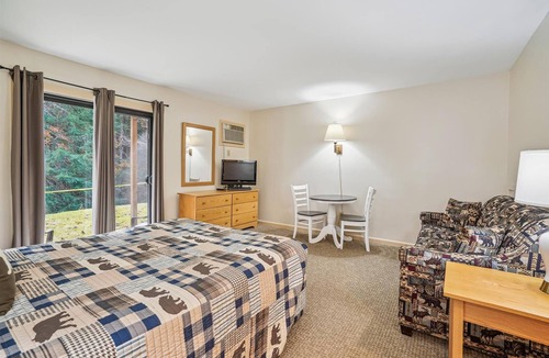 West Bridgewater Hotel | 110 Deluxe Studio Queen on the 1st floor w/outdoor heated pool
