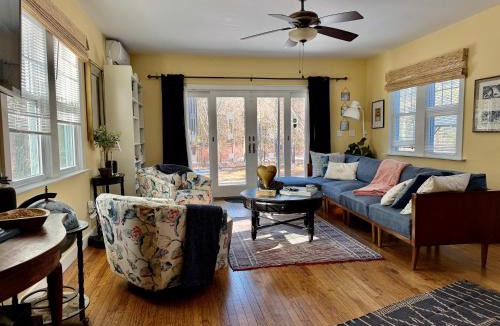 Saugerties House | 1890 CapeCod farmhouse:Charming, Private, Spacious