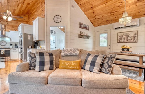 Unaka Cabin | 2/2 creek front peaceful cabin with Fiber optic WiFi and bonus room