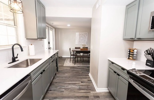 Dothan House | 2 Bed Rm 2.5 Bath, Dog Friendly, Sleep 5, Stocked Kitchen, Sun Room, Close to Shopping & Hospitals