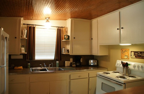 Gruene Cabin | 2 Blks from GUADALUPE RIVER , Tube Rentals & GRUENE HALL, COMAL RIVER 5 mins.